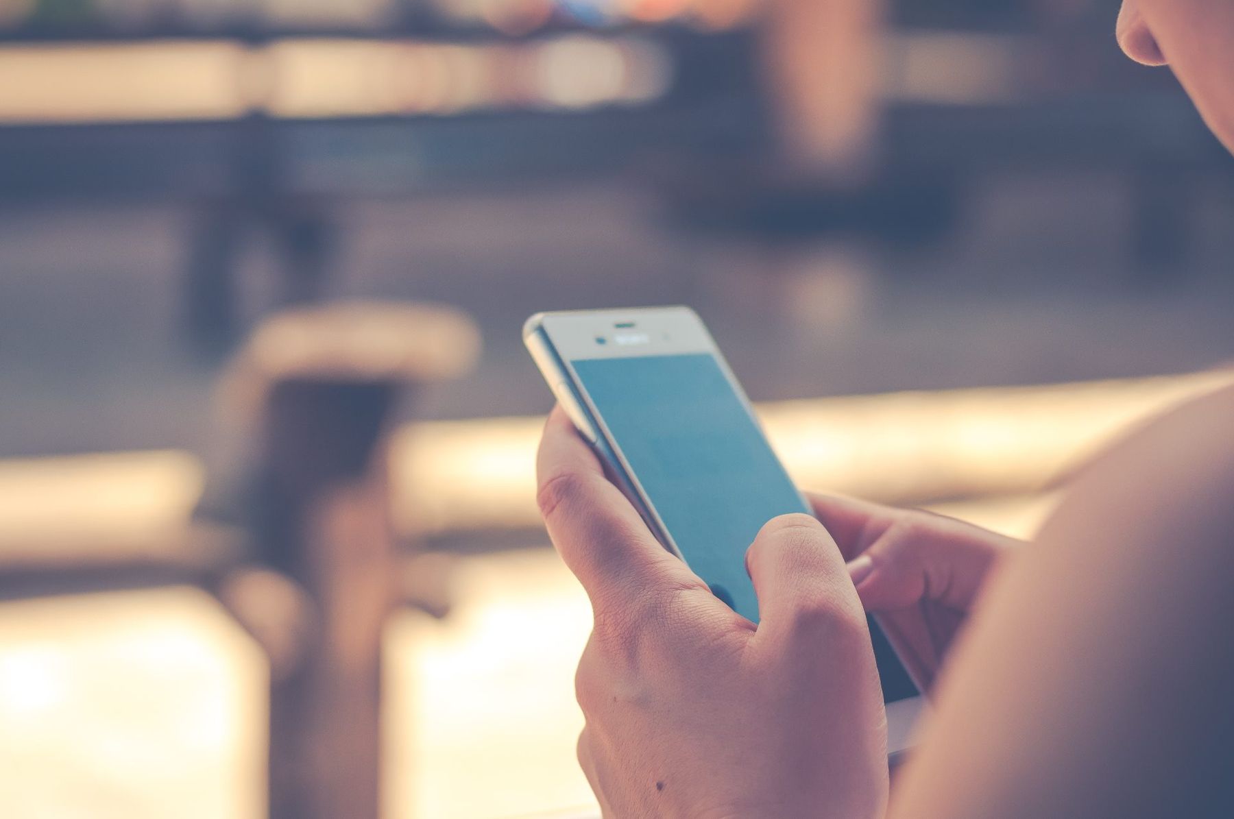 Hände halten ein Smartphone